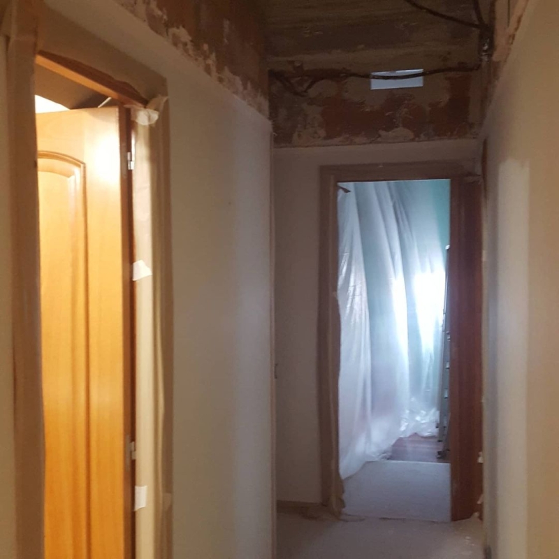 Instalación de aire acondícionado por conductos en una vivienda. 