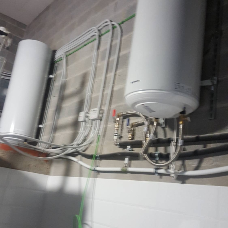 Termos eléctricos en polideportivo 