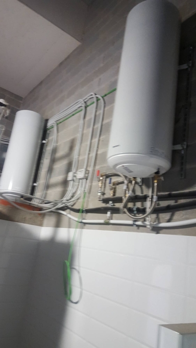 Termos eléctricos en polideportivo 